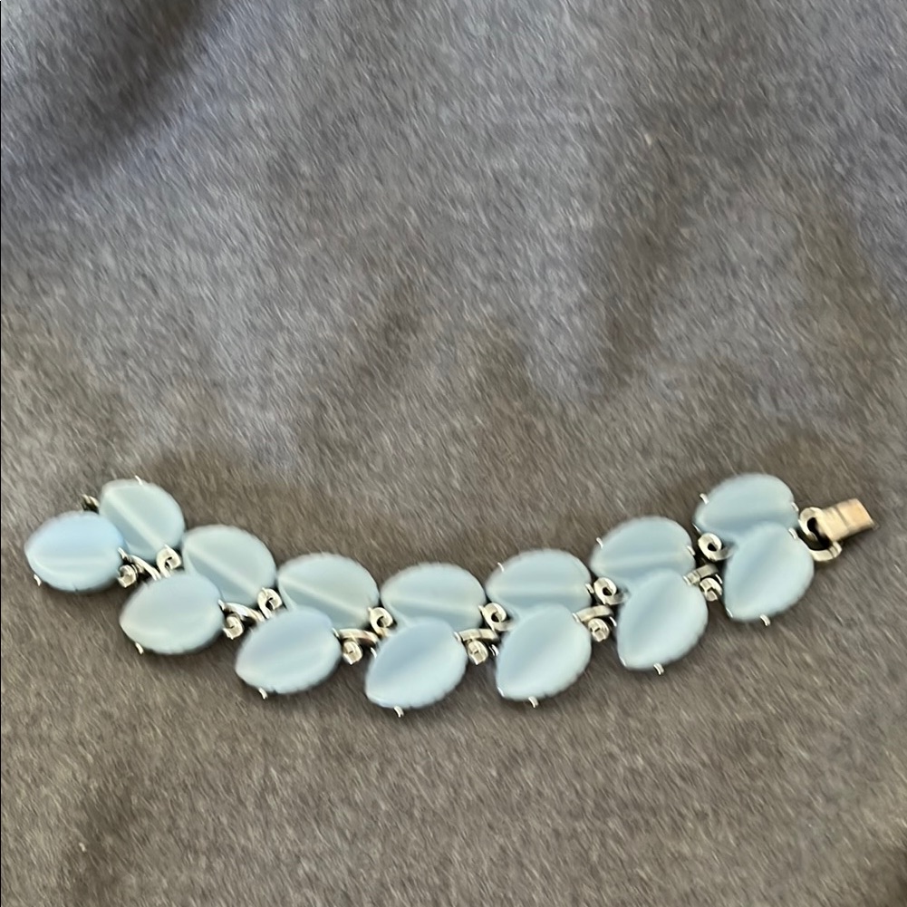 Vintage Lisner Blue Lucite Bracelet 18$